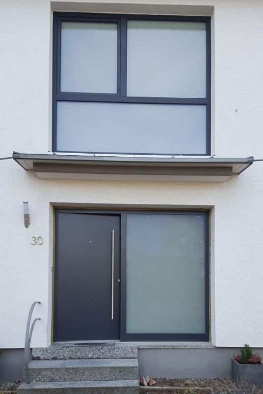 Kombination mit Flurfenster und Vordach, Stromberg